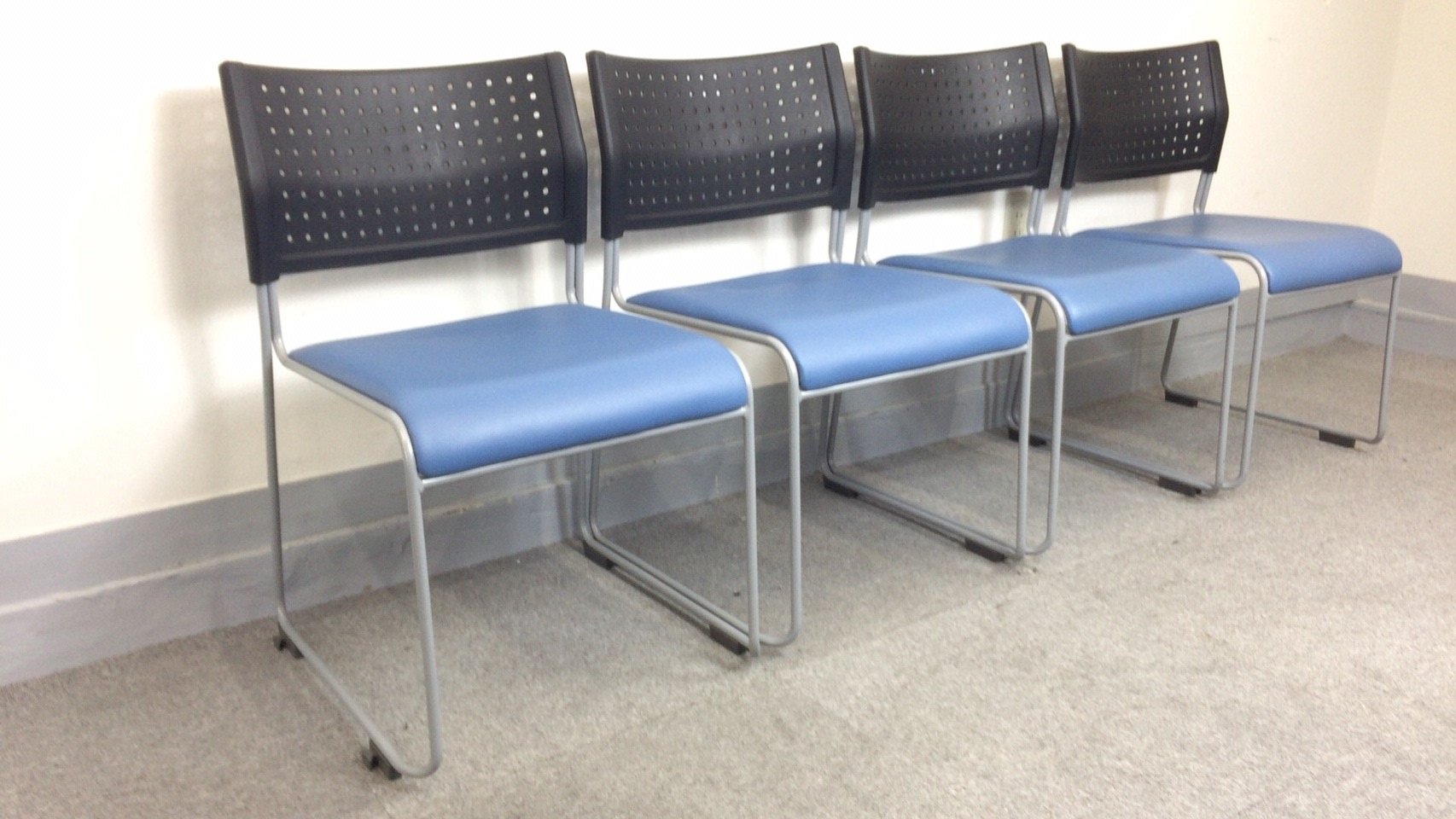 【KS】[4脚セット]上に重ねられて便利!　スタッキングチェア　汚れに強いビニール生地座面
                        
                                    中古
            