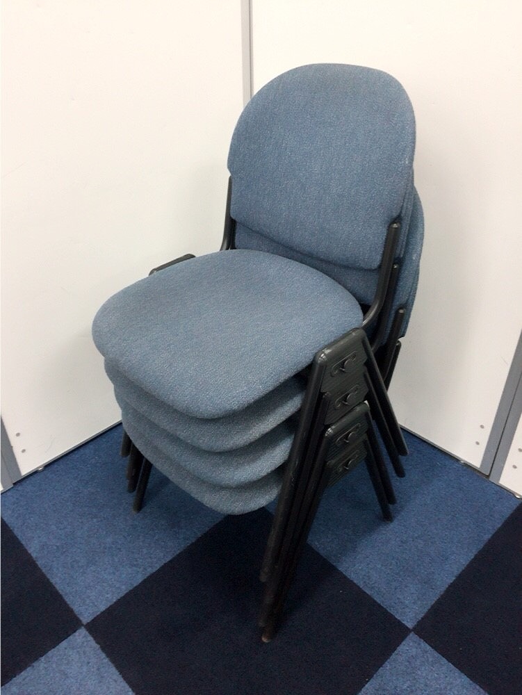【お得な4脚セット！】【定番】ミーティングルームのチェアを探してるお客様必見！！どんなミーティングルームにも合わせやすい落ち着いたブルーカラーのスタッキングチェアが入荷！
                        
                                    中古
            