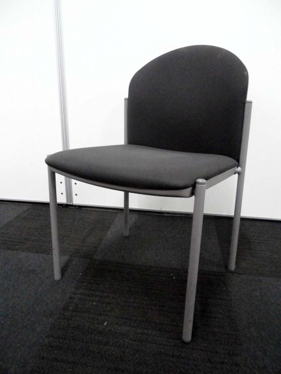 【クッション性高】スタッキングチェア｜イトーキ製｜ブラック【重ねて収納可】
                        
                                    中古
            