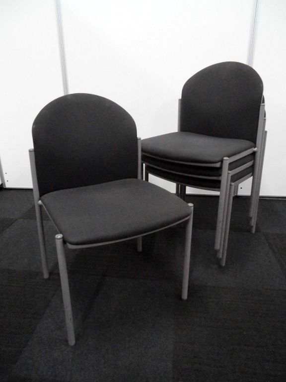 【クッション性高】スタッキングチェア4脚セット｜イトーキ製｜ブラック【重ねて収納可】
                        
                                    中古
            