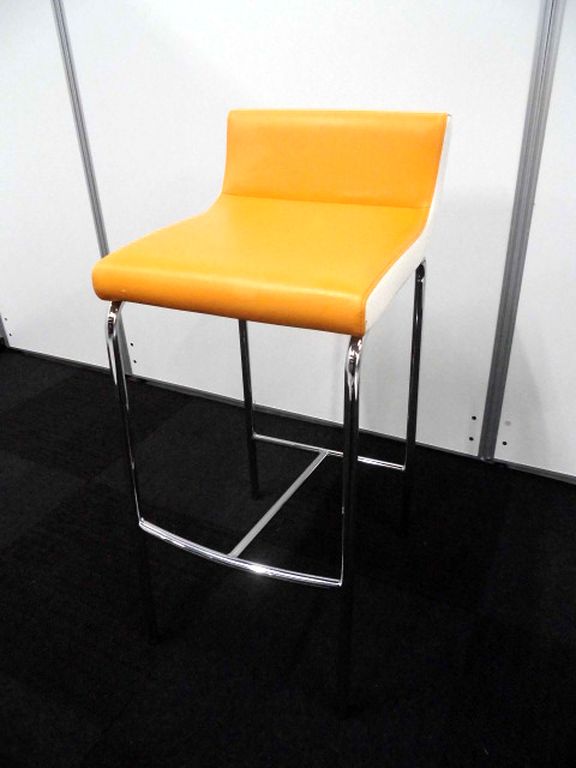 【ハイチェアー】鮮やかなオレンジ色のカウンターチェア【ハイタイプスツール】
                        
                                    中古
            