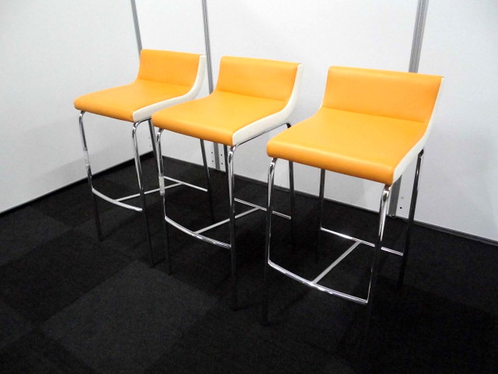 【ハイチェアー】鮮やかなオレンジ色のカウンターチェア3脚セット【ハイタイプスツール】
                        
                                    中古
            