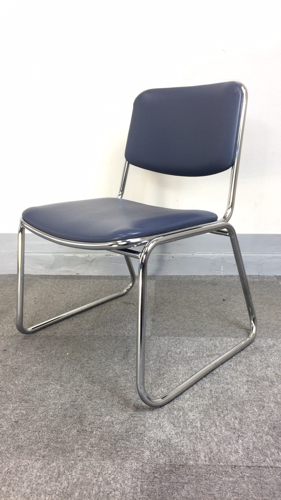 【KS】[20脚揃います][状態良好]THE　会議用椅子　シンプルなデザイン　ビニール生地で汚れにも強い[ミーティングチェア]
                        
                                    中古
            