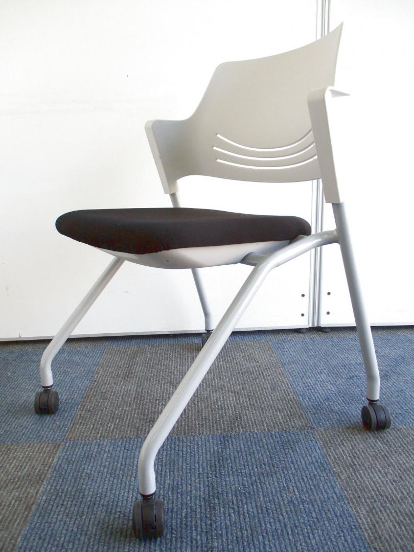 【1脚だけ入荷しました！】座面はブラック背もたれはホワイト【人気のミーティングチェアです！】
                        ヴィラージュ
                                    中古
            