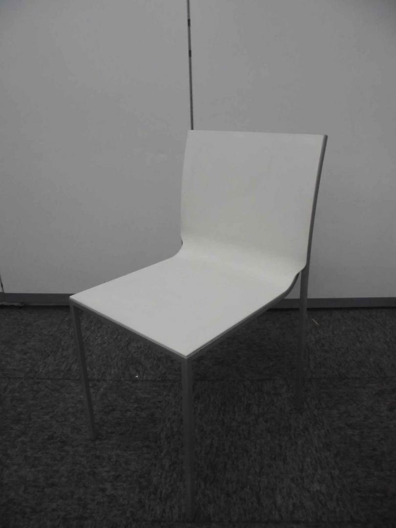 【コンパクトサイズで清潔感があるホワイトです】
                        
                                    中古
            