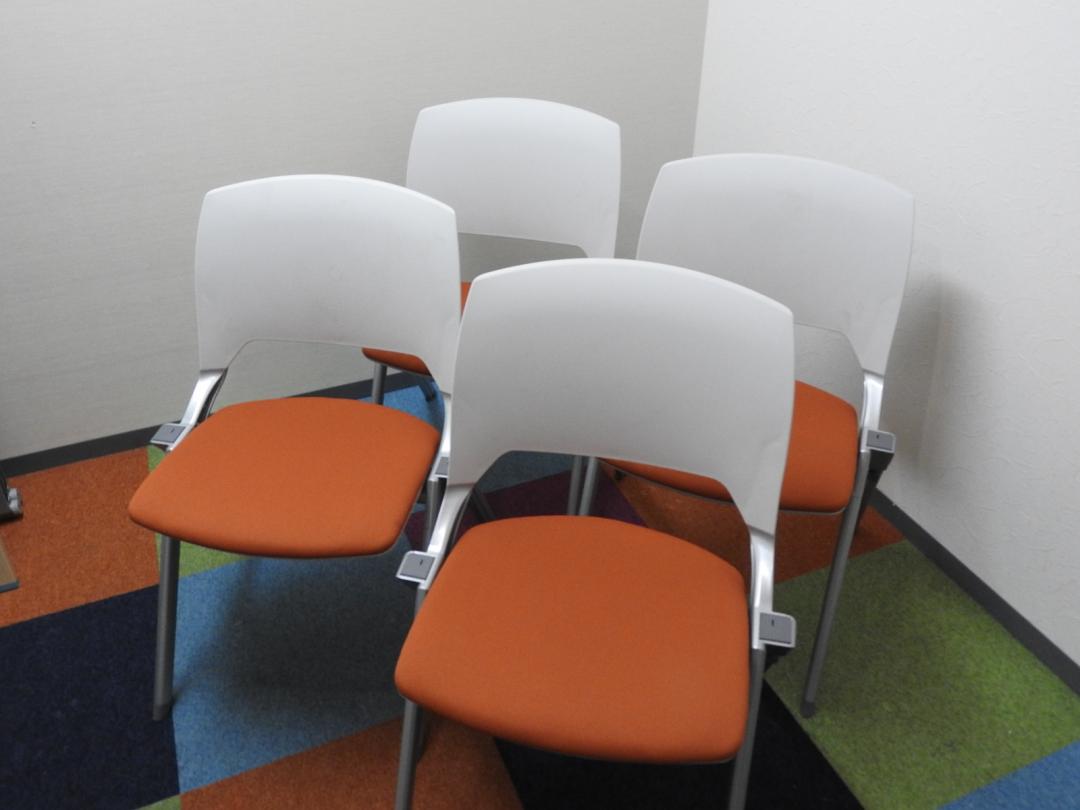 【超美品！】国内4大メーカーの内田洋行のスタッキングチェア4脚セット！！【RP】
                        FM-320
                                    中古
            