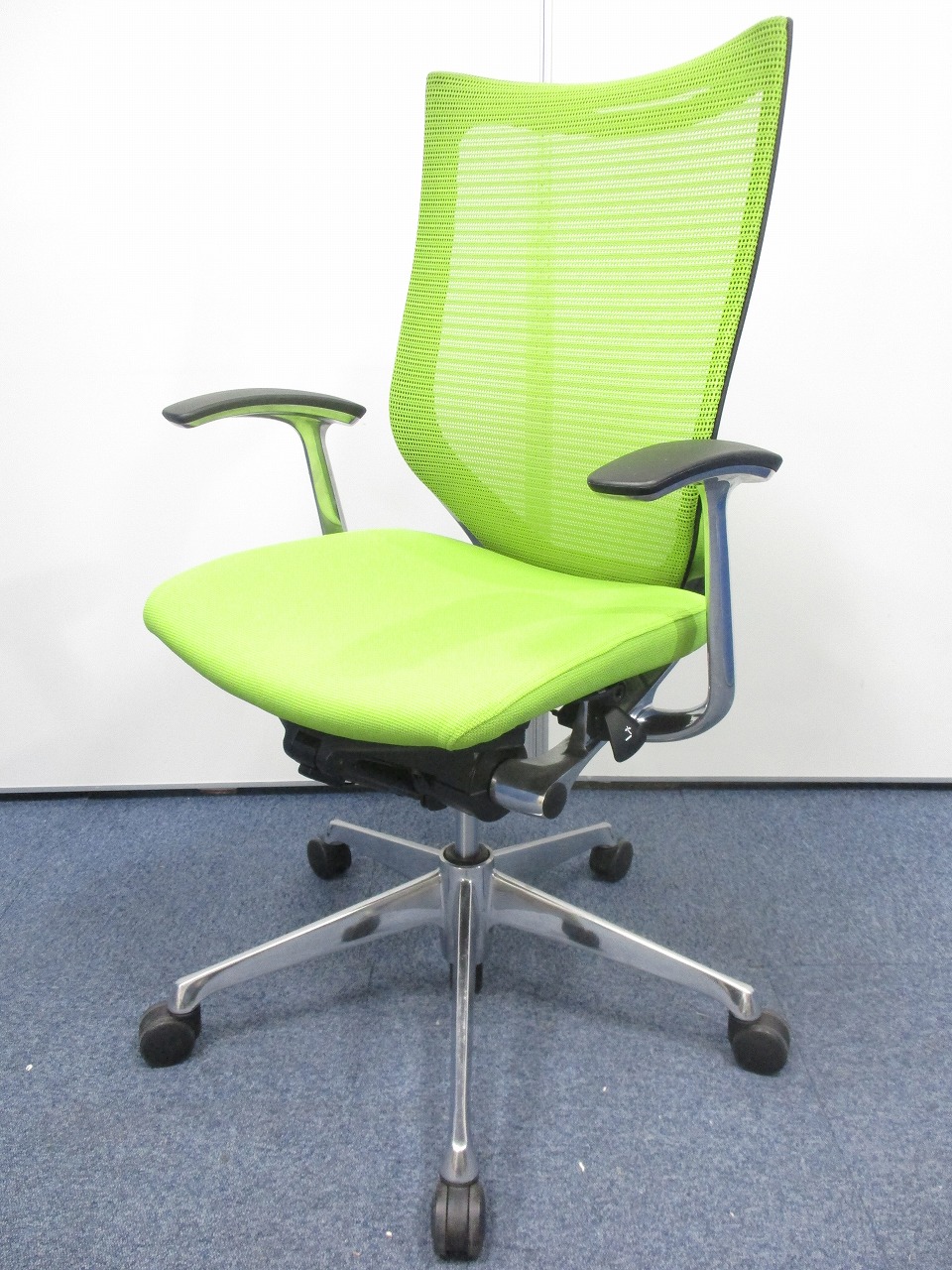 【大人気シリーズチェア！】知名度で言えば国内で１・２を争う人気チェア！オカムラ製バロンチェア！ライムグリーンカラー！
                        バロン
                                    中古
            