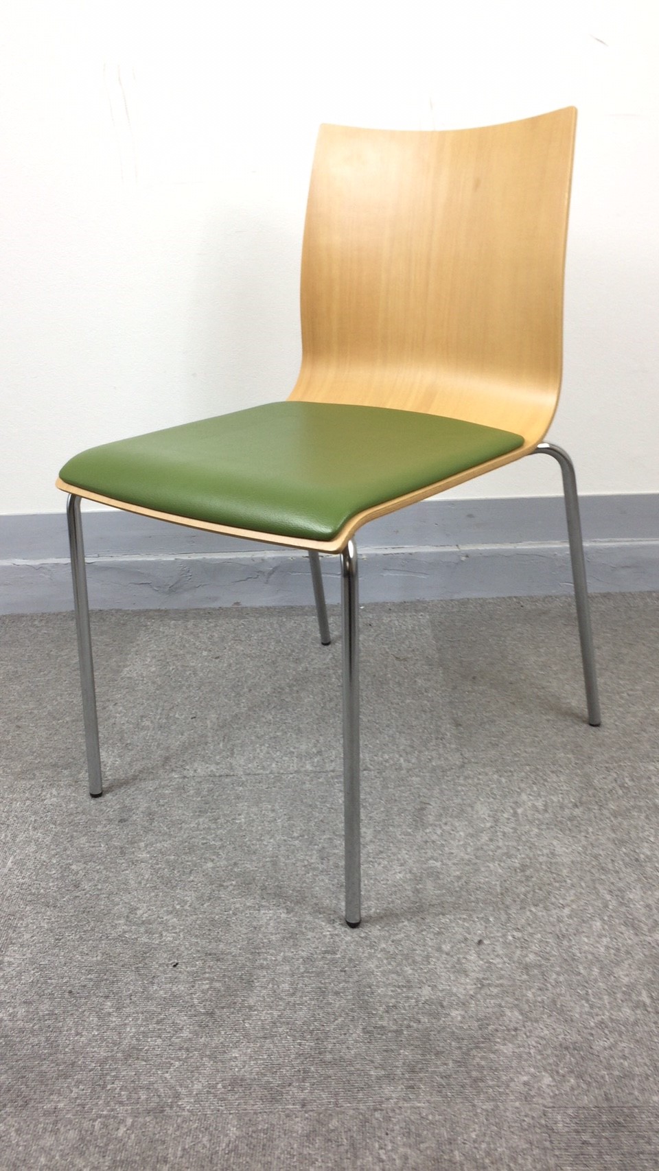 【KS】[雰囲気GOOD]木製ミーティングチェア　座面ビニールレザー製のクッション付きでお尻が痛くなりにくいです
                        
                                    中古
            