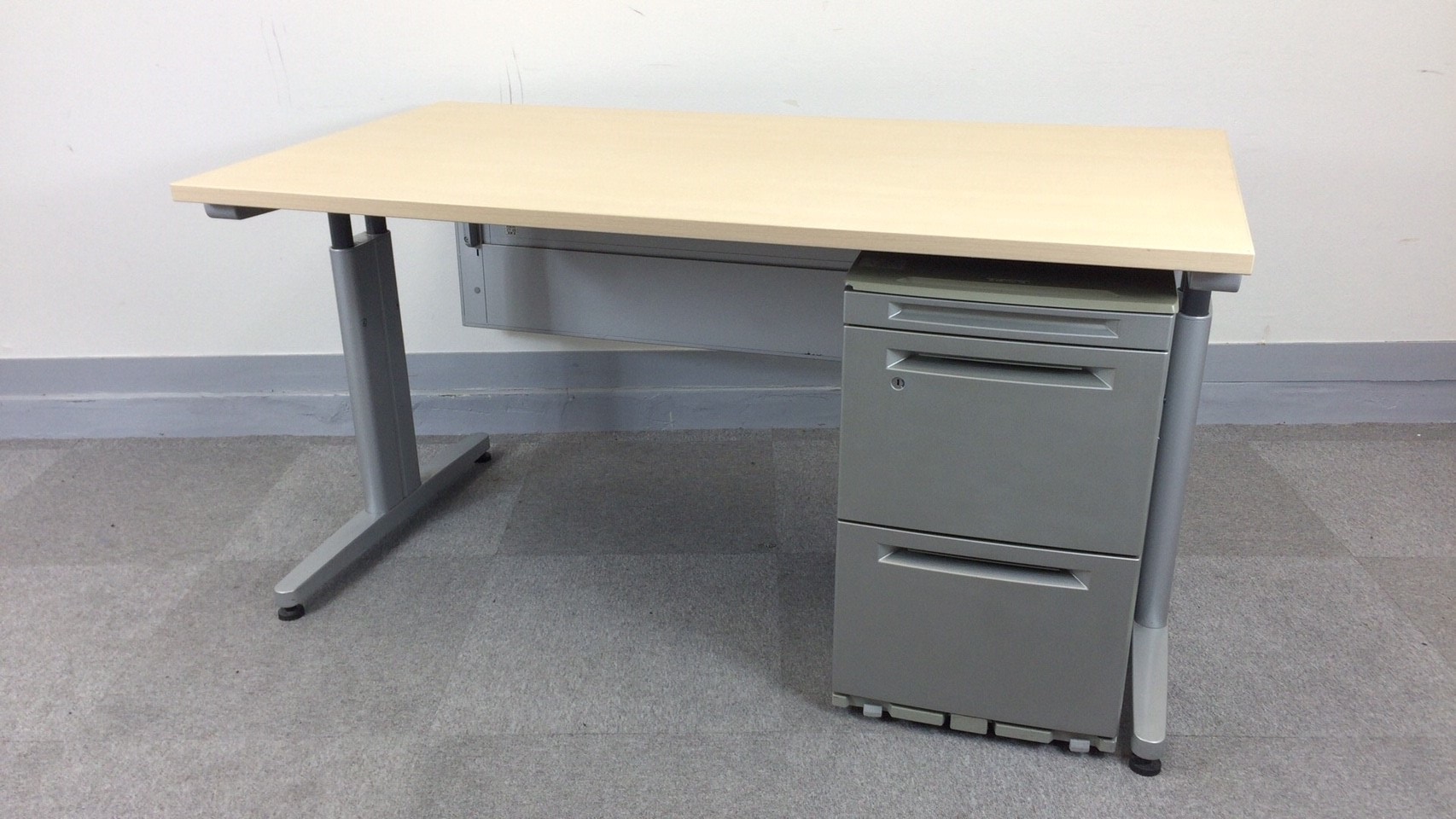 【KS】[WEB、お電話でのお問合せ限定価格][オフィスデスクセット]幅1400㎜　平デスク　コクヨ　アリオスシリーズ＆岡村製作所　プロステージシリーズ　3段ワゴン　キャスター付き
                        アリオス
                                    中古
            