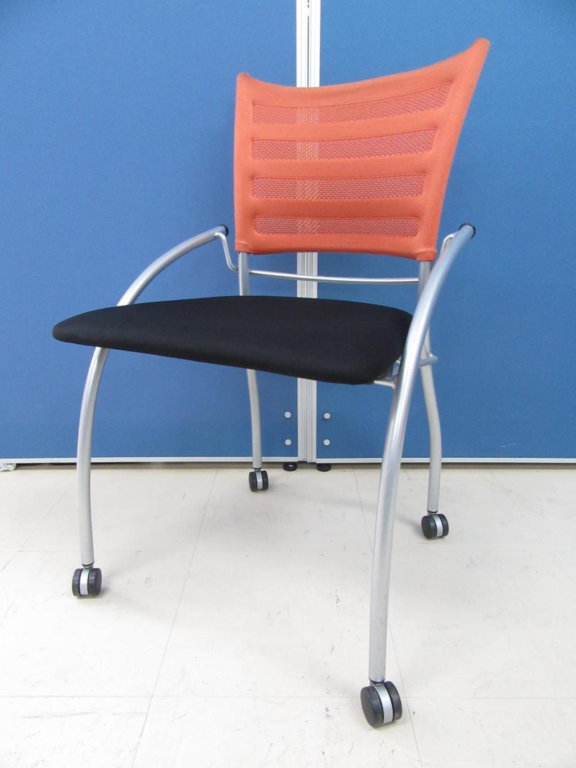 [6脚入荷!!]イトーキ(ITOKI)ネスティングチェア プリエ■ポップなオレンジカラー!!ミーティングルーム・エントランス・休憩室と使い方さまざまです!! 
                        プリエ2
                                    中古
            