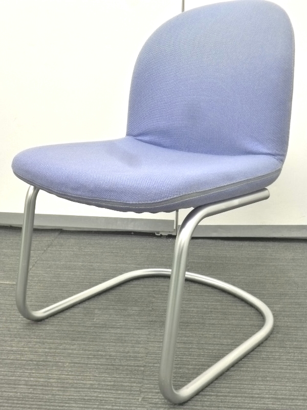 【残り2脚　特別価格！！】キレイなブルーのスタッキング　クッション性も有り 
                        
                                    中古
            