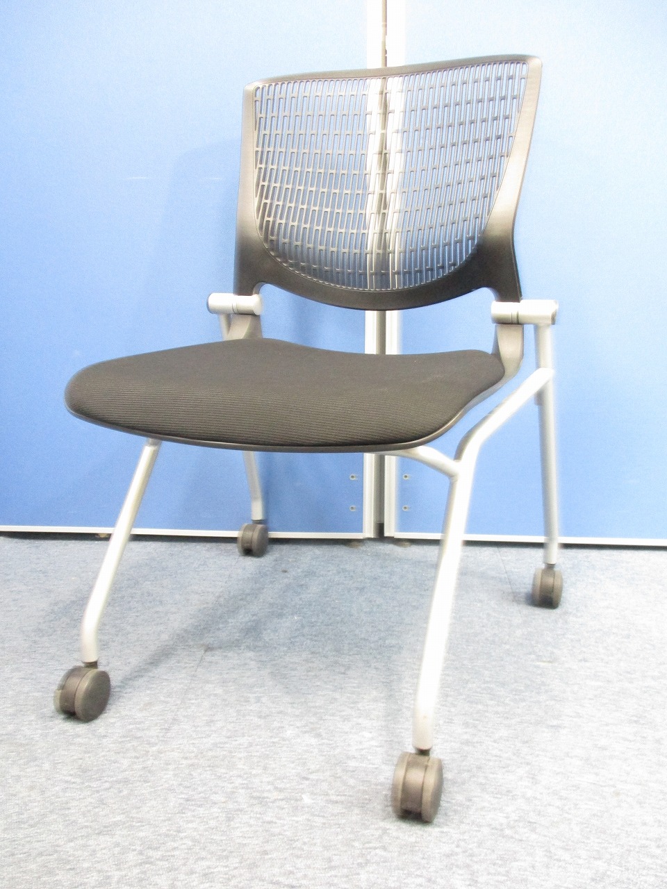 【12脚入荷！】会議用にピッタリ！オカムラ製の人気シリーズが揃いで入荷！肉厚クッションで長時間の着座にもおすすめです！
                        グラータ
                                    中古
            