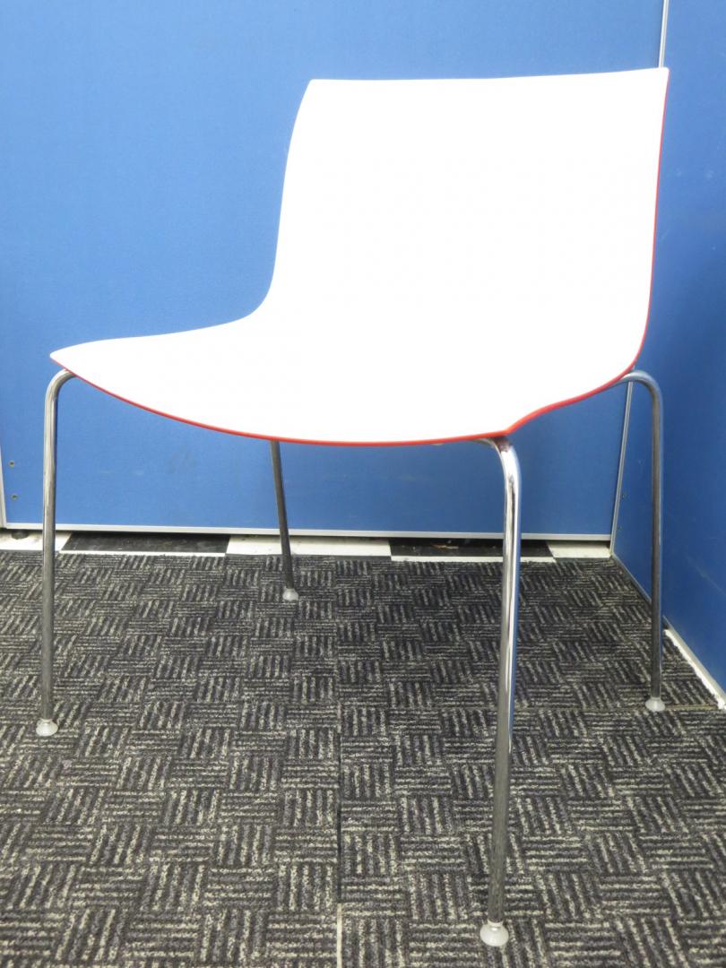 【１脚限定】■国内メーカーオカムラ製スタッキングチェア■シンプルなのに座り心地抜群！■店内在庫１点の為、特別価格！！
                        キャティファ
                                    中古
            