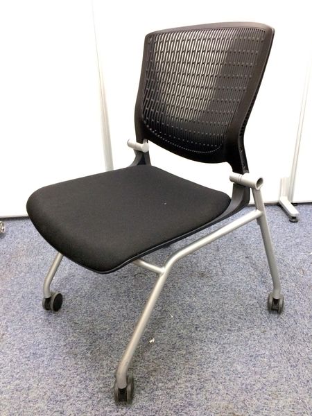 6脚入荷！！邪魔なときは座面畳めるので邪魔にならない！！キャスター付
                        グラータ
                                    中古
            