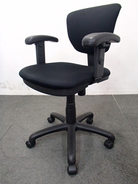 【5脚入荷】｜定番のオフィスチェア｜可動肘付き｜ブラックカラー｜急な増員お任せ下さい！
                        
                                    中古
            