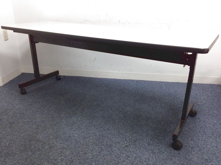 【3台揃います！】会議室の強い味方のスタックテーブル｜重ねて収納できるテーブル【おつとめ】
                        その他シリーズ
                                    中古
            