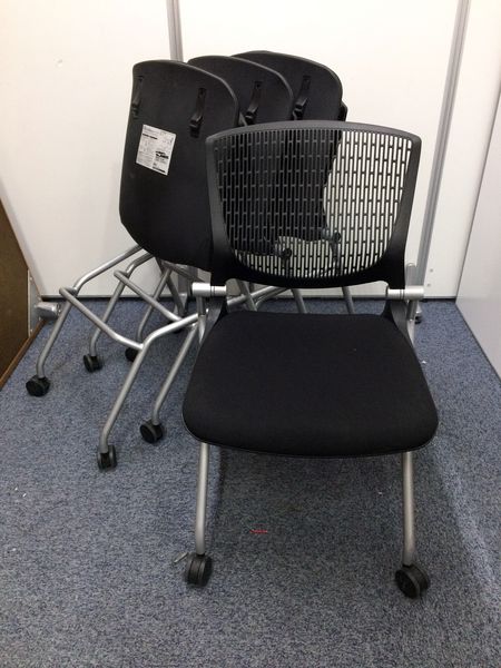 【セット商品】4脚セット　背面メッシュ素材　キャスター付
                        グラータ
                                    中古
            