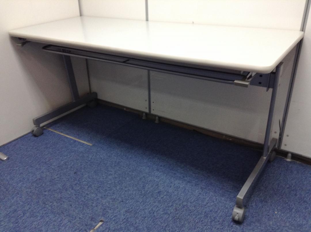 【1台入荷】天板を跳ね上げて収納ができるサイドスタックテーブル！
                        
                                    中古
            