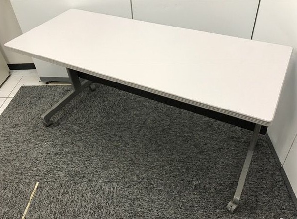 【会議机】会議だけでなく、セミナーや学校でも大活躍！【スタックテーブル】チェアもお探しします！
                        
                                    中古
            