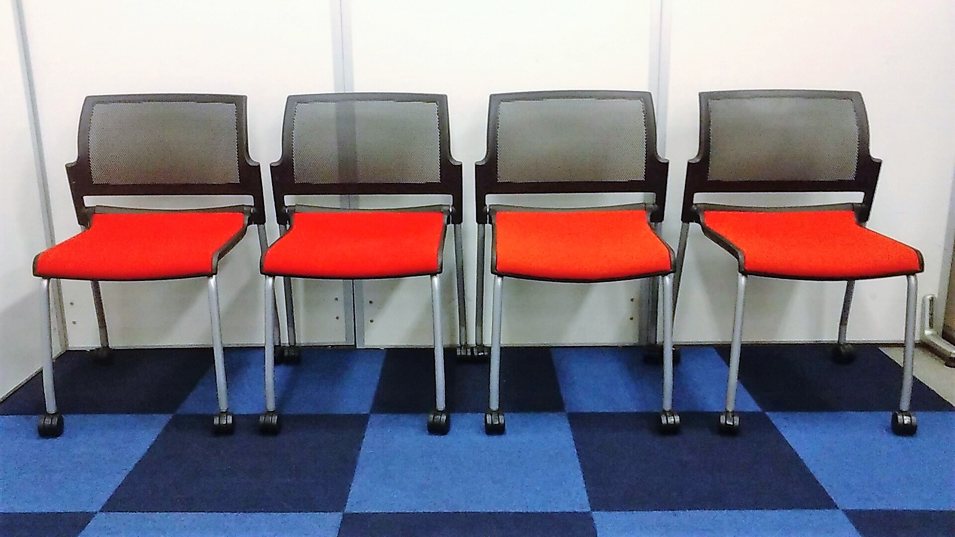 【4脚セット】スタッキングにもなる！ネスティングにもなる！そんな便利で夢のようなチェアが、特別価格にて、ご提供!!
                        
                                    中古
            