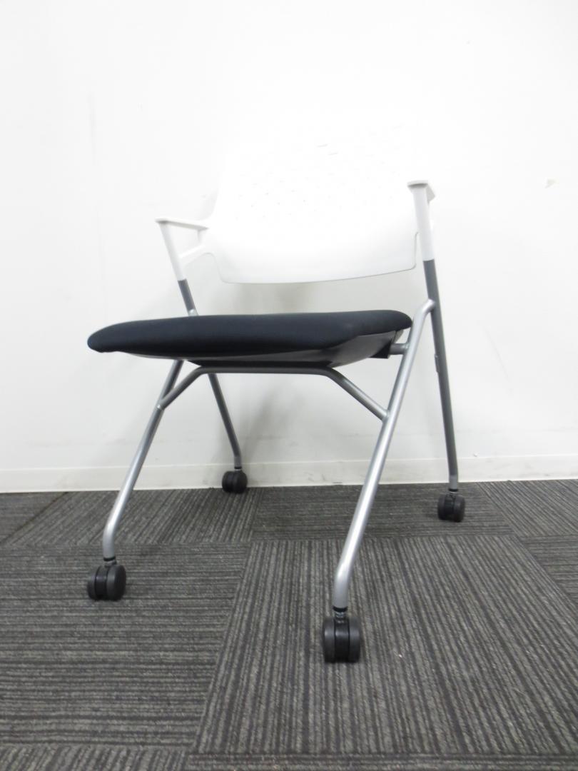 【状態良好！　10脚入荷です！】ネスティングタイプの便利なキャスター付チェア　■　座面跳ね上げ式◆
                        ピエガ
                                    中古
            