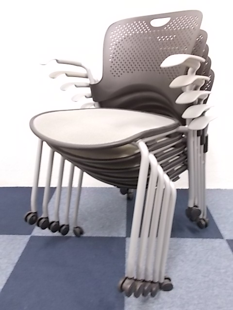 【4脚セット商品】【状態良好】ハーマンミラー ケイパーチェア 黒 メッシュ　肘付　キャスター付き　あのアーロンチェアで有名なハーマンミラーのミーティングチェアです!【おすすめ】
                        
                                    中古
            