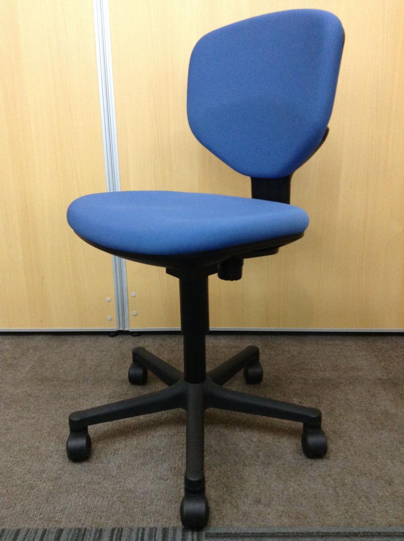 スタンダード　オフィスチェア入荷！！　布張り・肘無し・ブルー！
                        
                                    中古
            