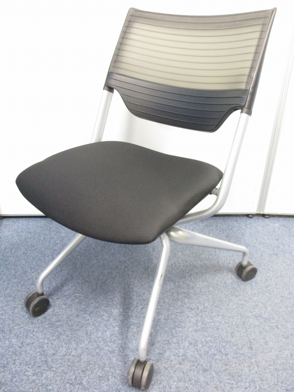 【12脚入荷!】素材を生かした高級感！トップデザイナーが手がけた人気ミーティングチェア！
                        レクシブ
                                    中古
            