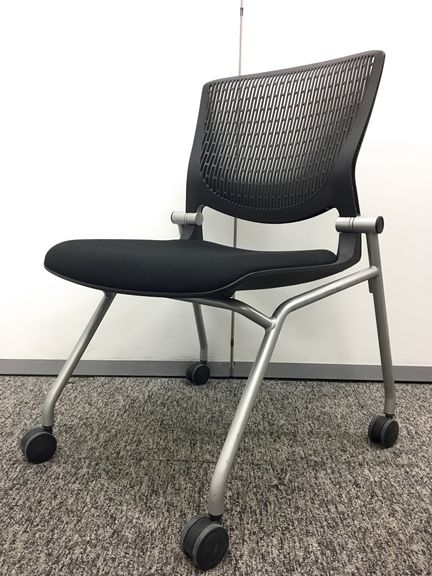 【6脚入荷！】【オカムラ製　ネスティングチェア】
                        グラータ
                                    中古
            