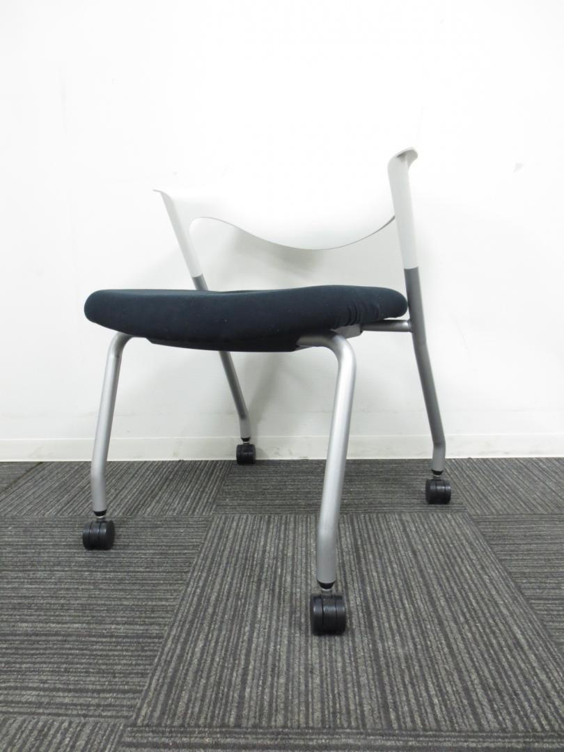 【2脚のみの限定入荷】　状態良好のミーティングチェア　■　シックなモノトーンカラー　■　移動に便利なキャスター付
                        
                                    中古
            