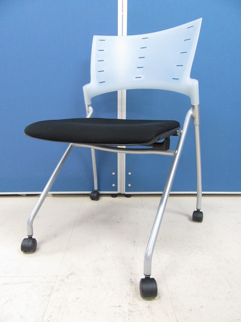 [大量45脚⇒残り7脚!!]イトーキ製 マノスチェア ブラック■畳んで収納可能!!軽量で会議後の後片付けがスムーズです!![ネスタブル] 
                        マノス
                                    中古
            