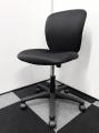 【状態良好】シンプルな事務椅子がブラックカラーで入荷！座面も背面もしっかりしており、人気の一品！
