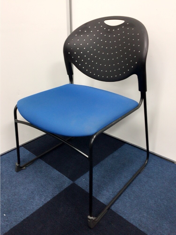 【4脚のみ入荷です！】どこか洗練されたデザインで人気の高いクリケットチェア！【重ねて収納可能！】
                        クリケット
                                    中古
            