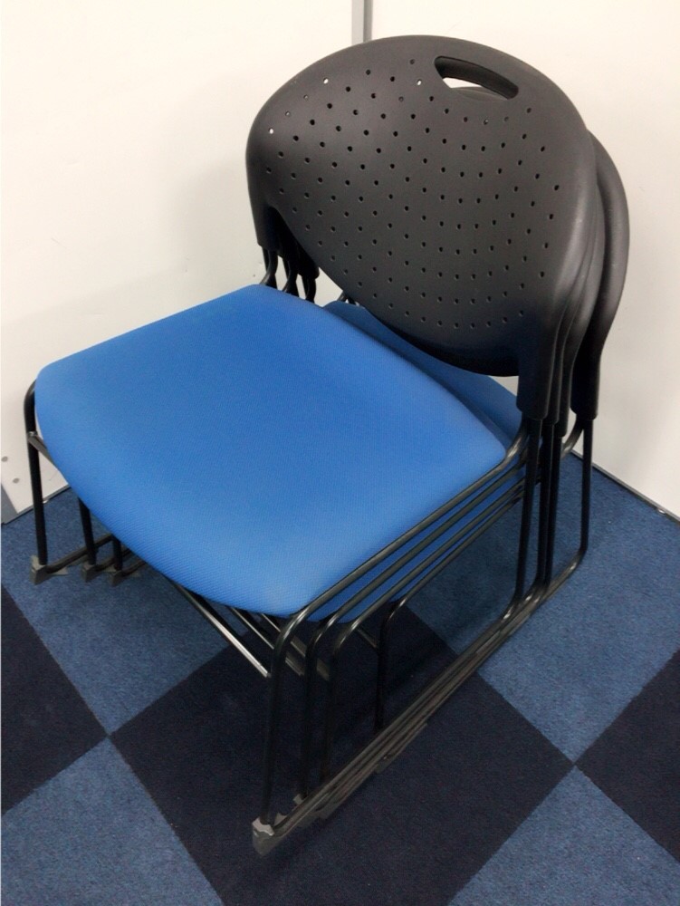 【お得な４脚セット！】どこか洗練されたデザインで人気の高いクリケットチェア！【重ねて収納可能！】
                        クリケット
                                    中古
            