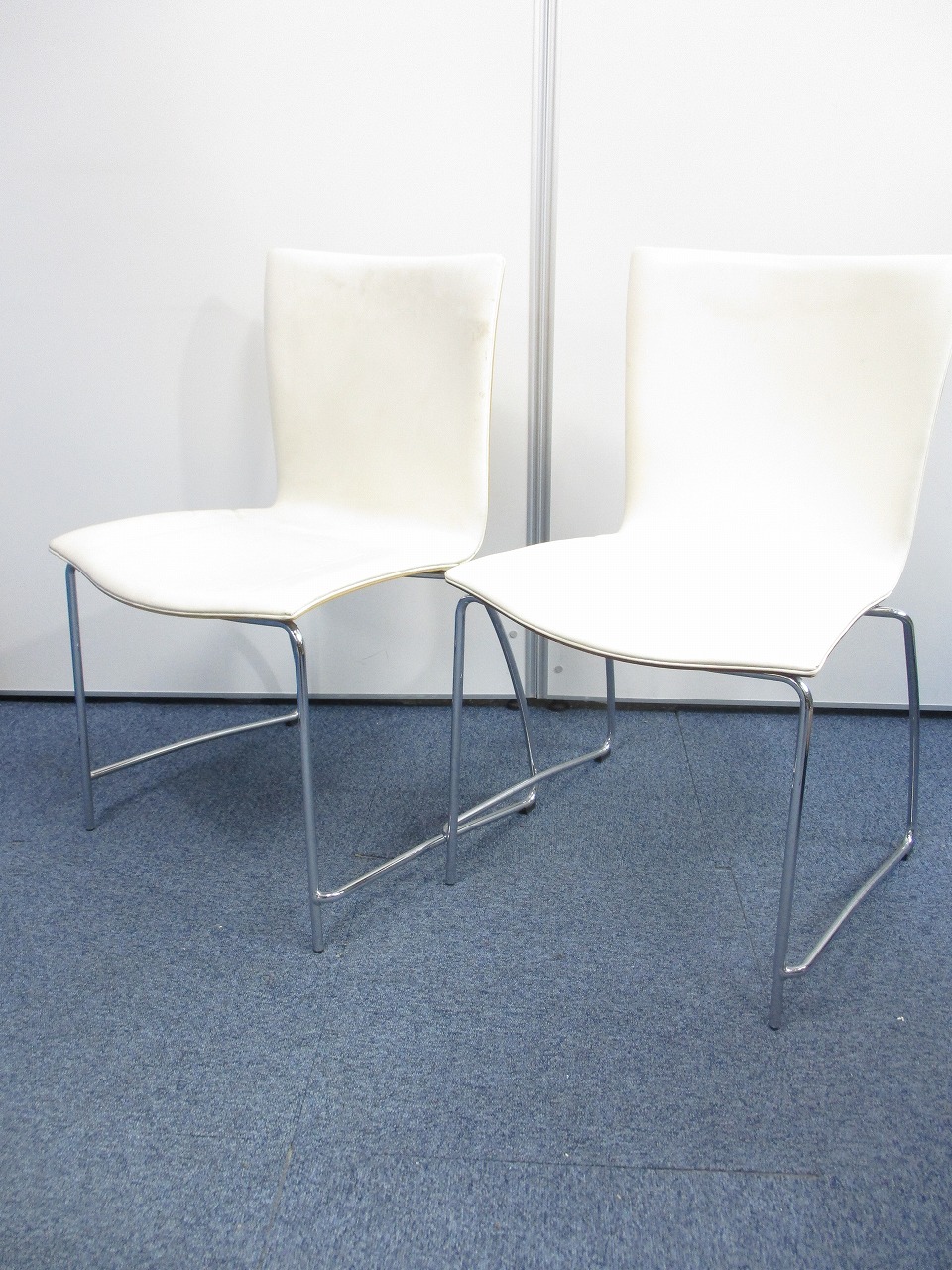 〔状態良好〕ホワイトのミーティングチェア。お得な2つセット。
                        
                                    中古
            