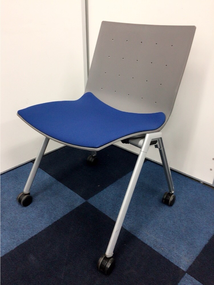 【重ねて便利スタック仕様！】キャスター付きで異動も便利！【会議用におすすめ！】
                        
                                    中古
            