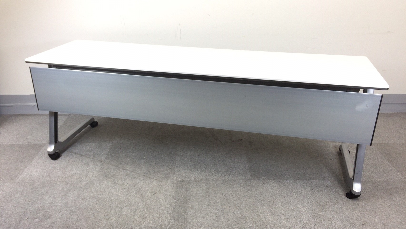 【KS】[幅2100㎜の2～3名用]会議用、セミナー用テーブル　大型タイプで広々使用可能!
                        
                                    中古
            