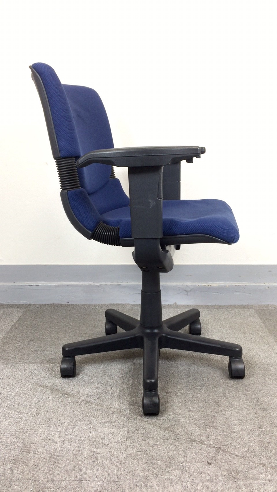 中古】バーテブラⅡチェア イトーキ/ITOKI 肘付ローバックチェア