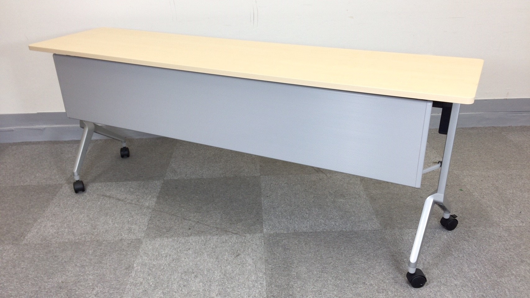 【KS】[2014年製造]木目天板で明るいセミナー、会議スペースにお勧め!コクヨ　フラップ式会議テーブル　幅1800㎜[2～3名様向け]
                        リーフライン
                                    中古
            