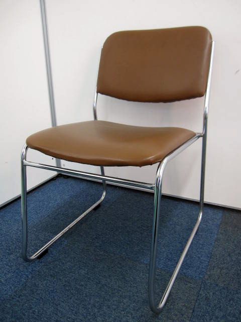 【状態良好】ブラウン色ビニール座面のスタッキングチェア【手軽なチェア】
                        
                                    中古
            