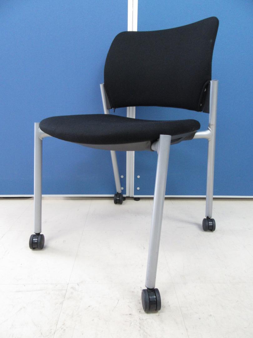 [4,000円⇒1,500円]岡村製作所製 スタッキングチェア ブラック 8147シリーズ■使用しない時は、重ねて収納可能です!![おつとめ品]
                        
                                    中古
            