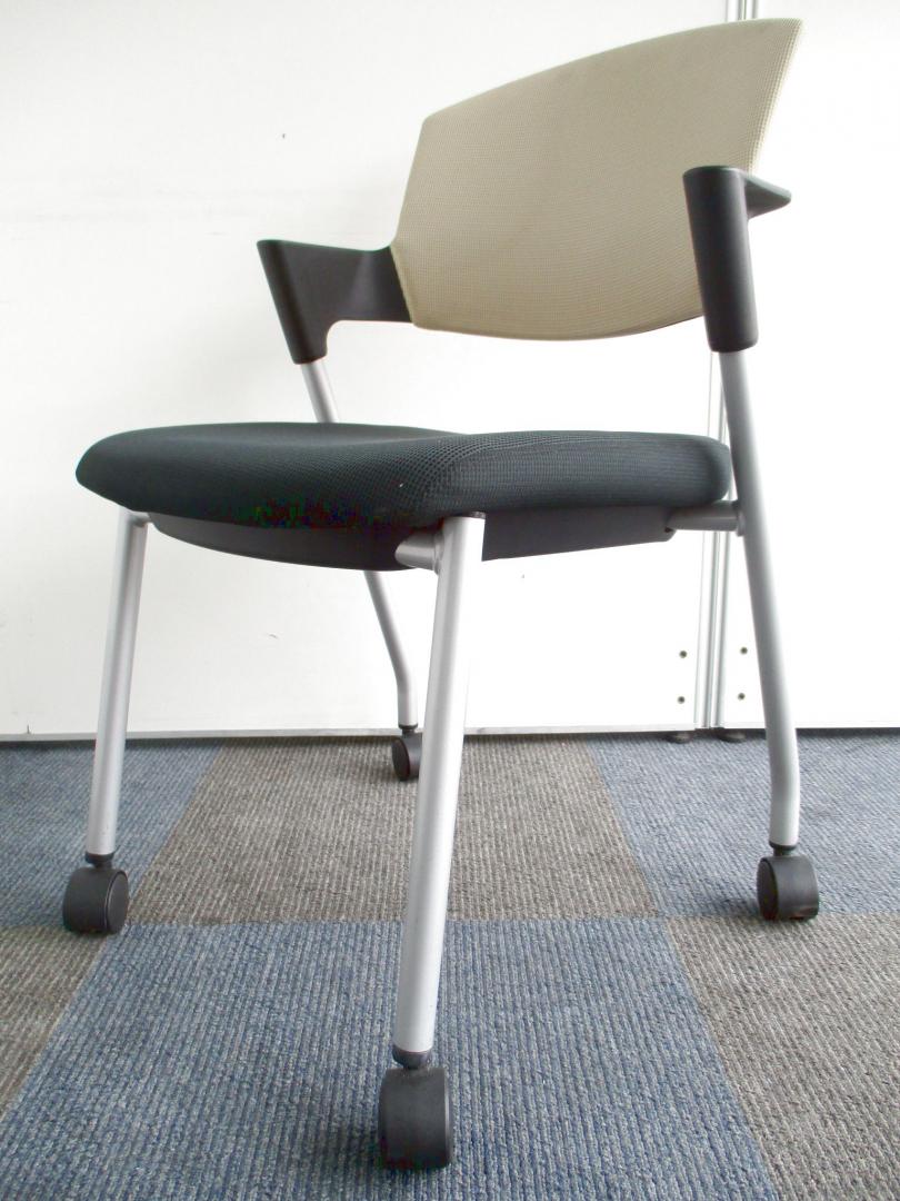 【残り1台の為お早めに！】キャスター付きでらくらく移動可能！【肉厚な座面が魅力！】
                        プロッティ
                                    中古
            