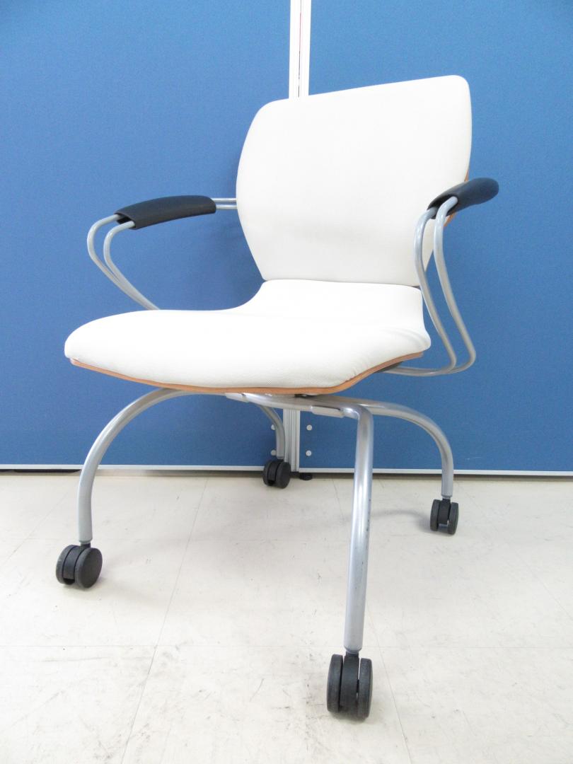 [状態良好!!]イトーキ製 ミーティングチェア シンタシリーズ 薄いベージュ■お洒落なミーティングチェアが入荷!!背面は流行のファインウォールナットです!![デザイナー：エリック・チャン]
                        シンタ
                                    中古
            