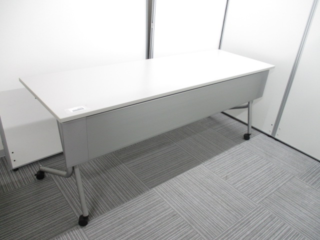 省スペースなサイドスタックテーブルが大量入荷。持ち帰りも出来る嬉しい店頭在庫です。
                        その他シリーズ
                                    中古
            