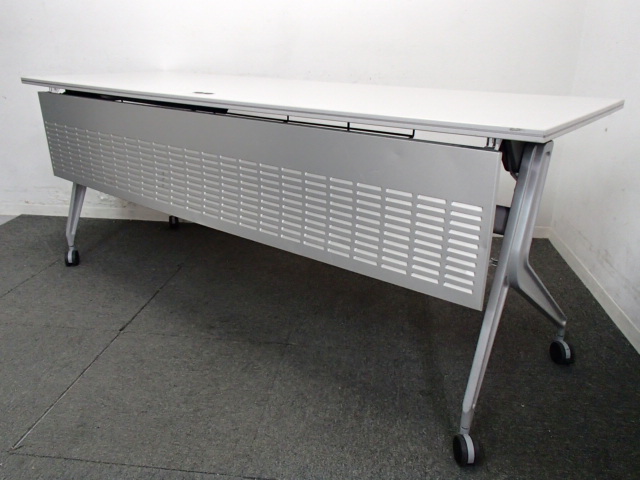 【20台入荷】｜ワークスタックテーブル｜幅1800ｍｍ｜幕板付き！便利な電源コード付き！
                        IG型
                                    中古
            