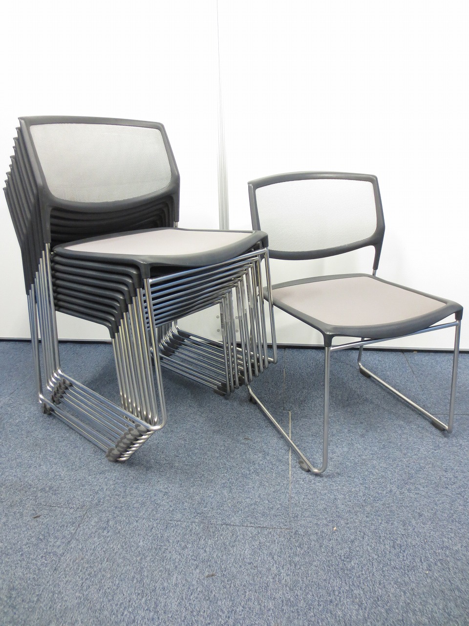 【まとめて10脚セット！！】状態良好のスタッキングチェアが大量入荷！平面メッシュで通気性抜群！
                        
                                    中古
            