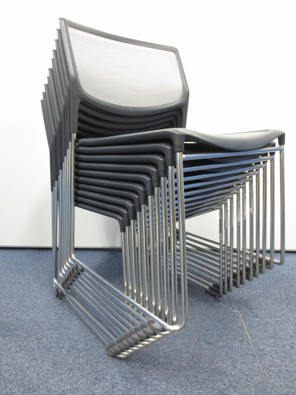 【まさかの60脚セット！】1脚でも個別で売れたら完売となります！イトーキ製の背面メッシュチェア！！※画像は10脚ですが60脚の提案となります。
                        
                                    中古
            