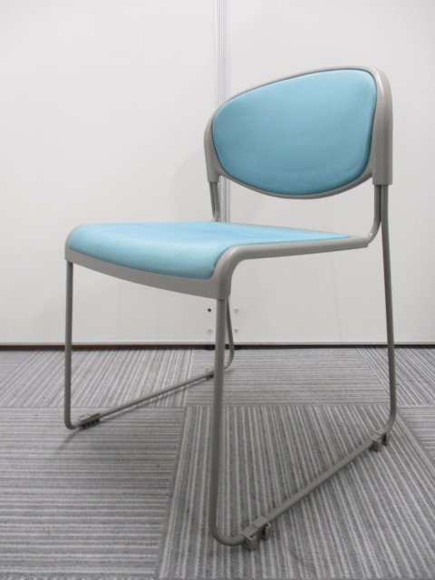 オーソドックスなスタッキングチェアが大量入荷しました。専門業者による洗浄済みです。
                        
                                    中古
            