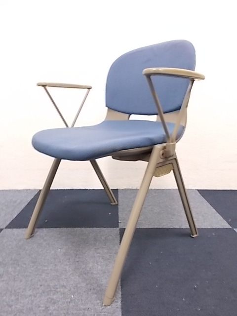 【専門業者によりクリーニング済み】内田洋行製　スタッキングチェア　重ねられる為収納に便利！！
                        
                                    中古
            