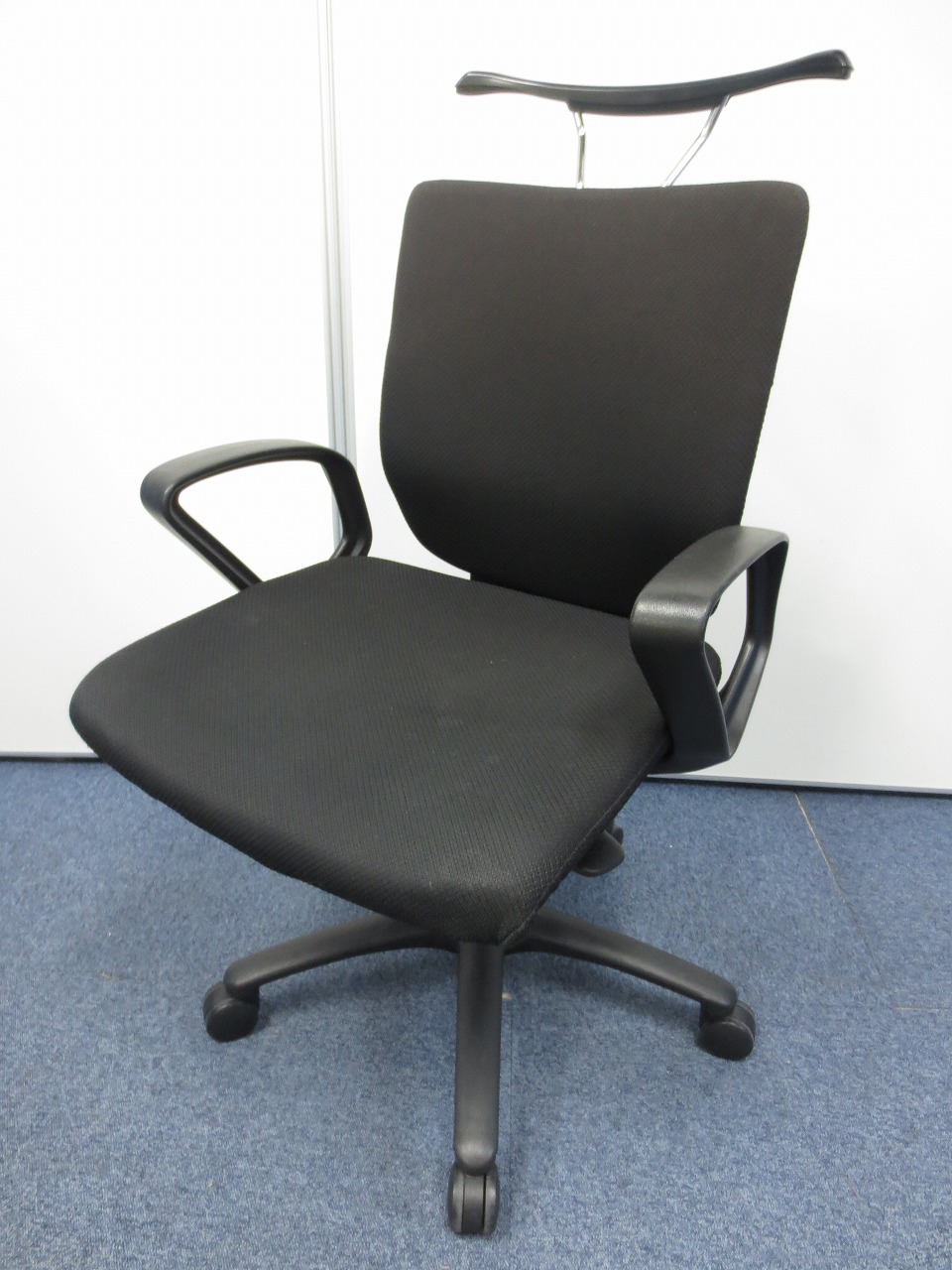 【6脚入荷！】コートハンガーつきのオカムラ製人気チェア！座面にクリーニングしても若干残る染みあります。
                        
                                    中古
            